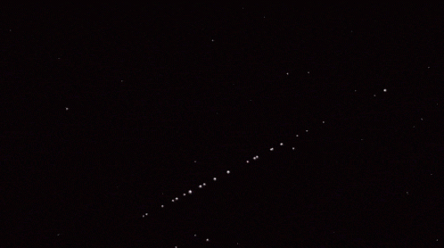 Starlink am Nachthimmel (Bild: https://tenor.com/view/starlink-satellites-stars-space-mazing-gif-17042073)