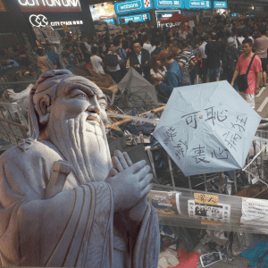 Konfuzius vor Demonstrierenden in Hong-Kong