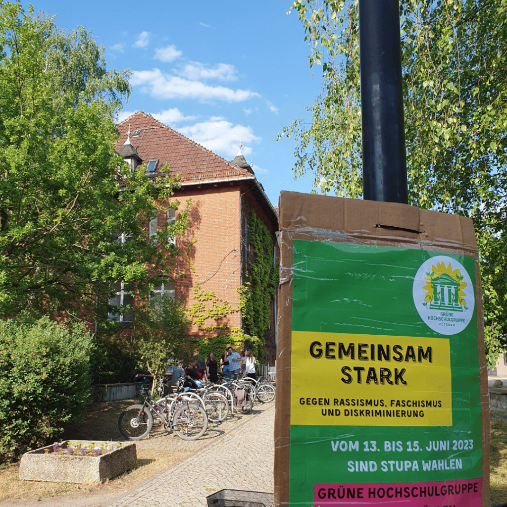 Plakat der Grünen Hochschulgruppe, Aufschrift: Gemeinsam Stark. Im Hintergrund Grillfest